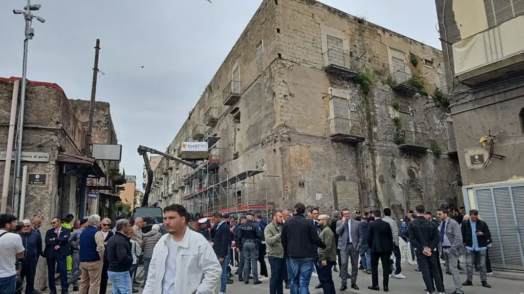 Addio a “Fortapasc”: inizia la demolizione di Palazzo Fienga, simbolo del clan Gionta