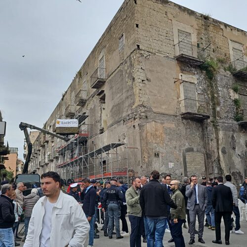 Addio a “Fortapasc”: inizia la demolizione di Palazzo Fienga, simbolo del clan Gionta
