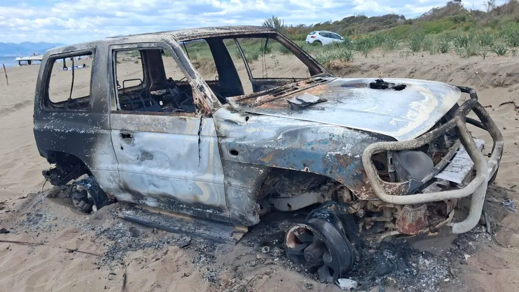 Eboli, trovata carcassa di auto carbonizzata in spiaggia