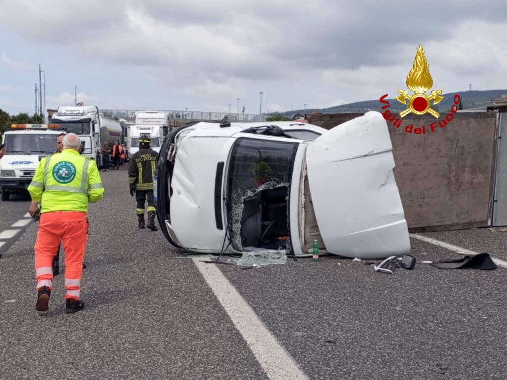 Incidente sull’A2: camion ribaltato tra Campagna ed Eboli, traffico paralizzato