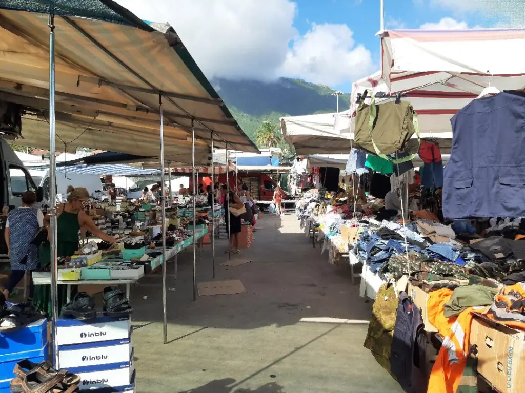 Cava de’ Tirreni, ambulanti in fuga dal mercato: liberi 81 stalli per le vendite