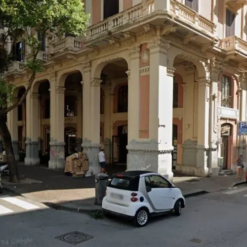 Salerno, pistolettata nel fast-food: caccia a due ragazzini