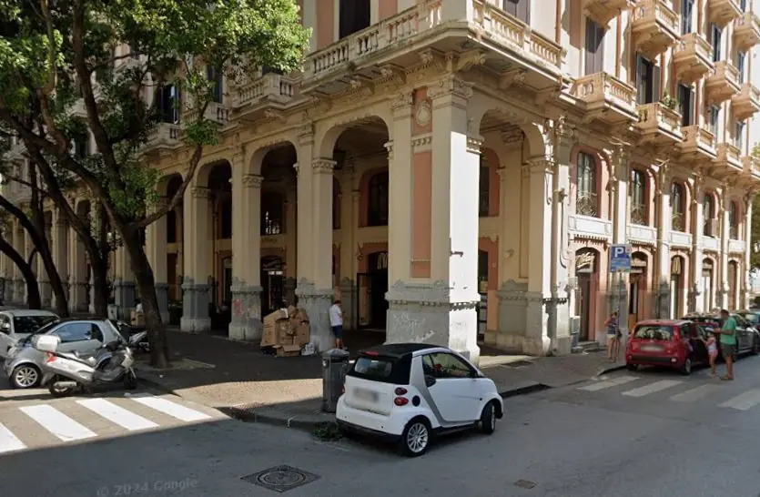 Salerno, pistolettata nel fast-food: caccia a due ragazzini