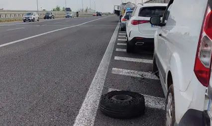 Battipaglia, scontro tra un’auto e un furgone sull’autostrada: ferito 55enne