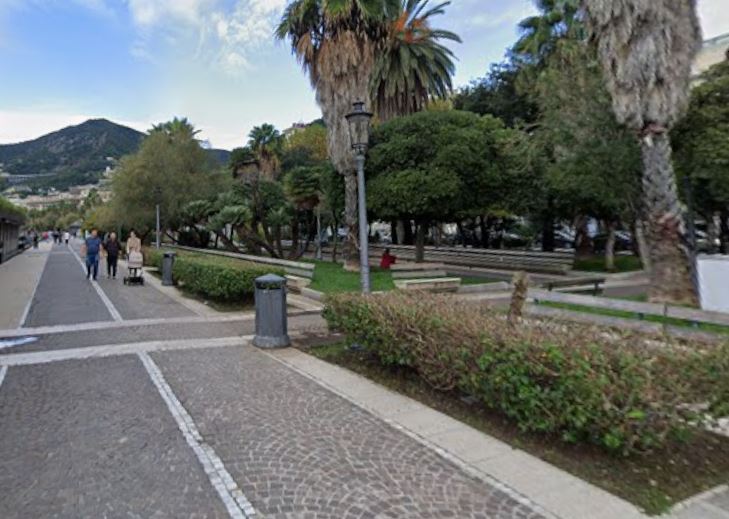 Salerno, lungomare senza padroni: ciclista sventa furto