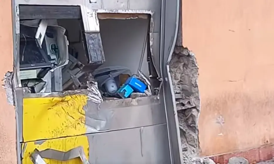 Angri, ordigno fa esplodere Postamat: si indaga