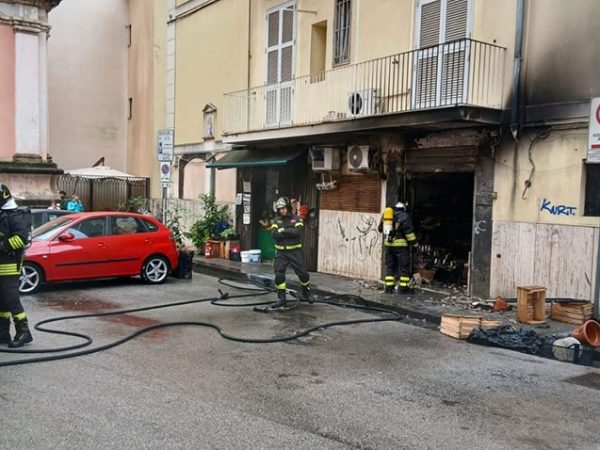 Incendio_negozio_frutta_e_verdura_2_vigili_del_fuoco