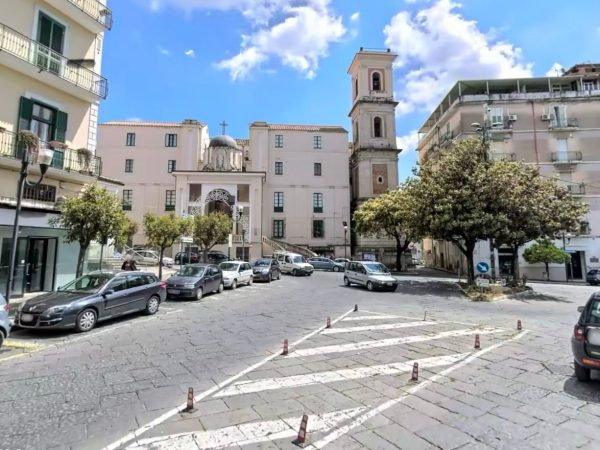 I carabinieri hanno acquisito le immagini dei negozi privati per risalire all'identità degli aggressori