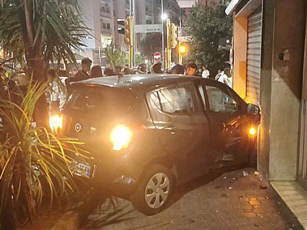 incidente-auto-scooter-torrione-negozio-danneggiato-2
