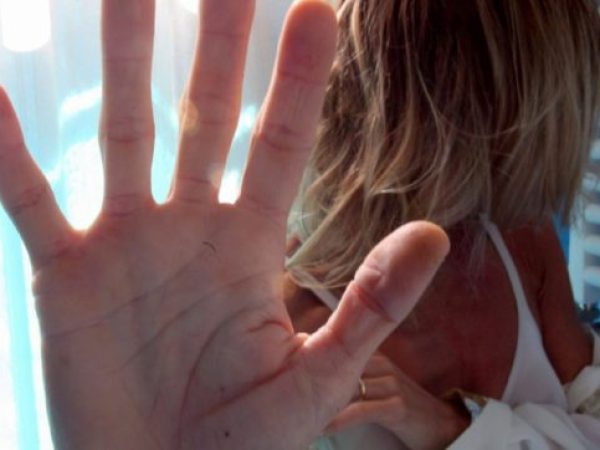 20061011 - ROMA - CRO -VIOLENZA CONTRO LE DONNE FLAGELLO MONDIALE, RAPPORTO ONU. NELLA MAGGIOR PARTE DEGLI STATI NESSUNA LEGGE PUNISCE UOMINI. Immagine di una ragazza che intende rappresentare la violenza contro le donne. La violenza contro le donne e' un flagello mondiale che una su tre subisce almeno una volta nella vita, e in 192 stati tra quelli che fanno parte delle Nazioni Unite non esistono leggi che puniscano gli uomini protagonisti di tali violenze. Lo afferma un rapporto dell'Onu. FRANCO SILVI - ANSA - I52