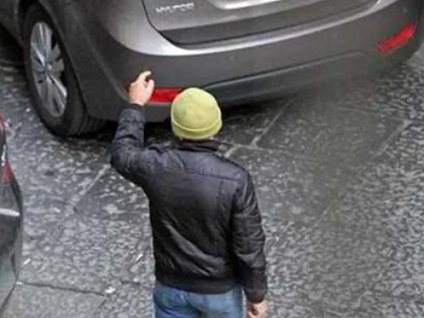 parcheggiatore abusivo