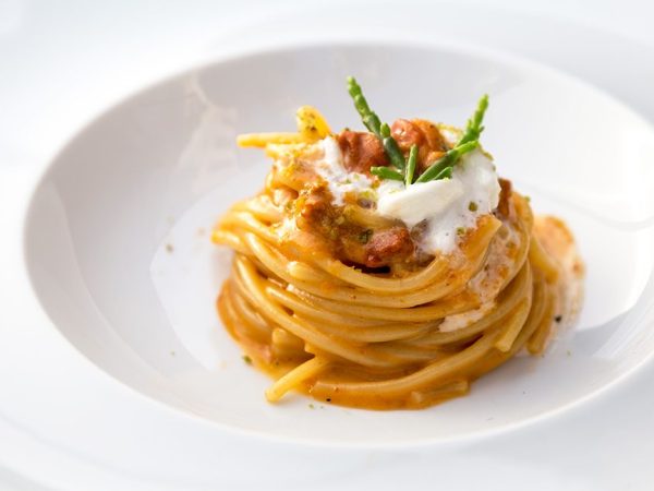 spaghettone-J-MOMO-con-carbonara-di-mare