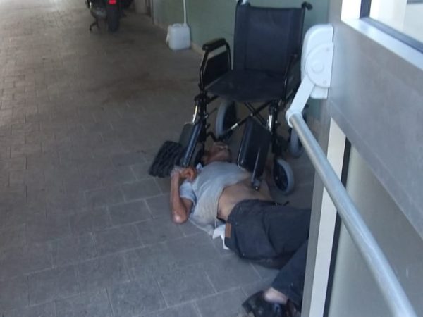 uomo a terra in ospedale 2